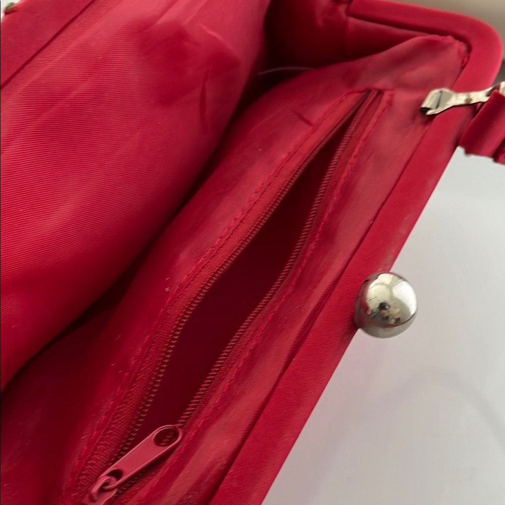 CLOSET CLOSING -Chic Cream and Red satin evening bags with damask design - Picture 7 of 8